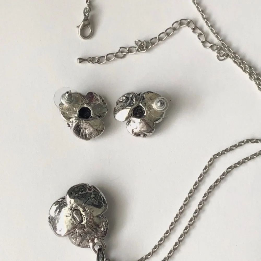 Vintage 80s Rose Floral Silver Tone Studded Jewelry Earrings Necklace Set - Picture 4 of 5